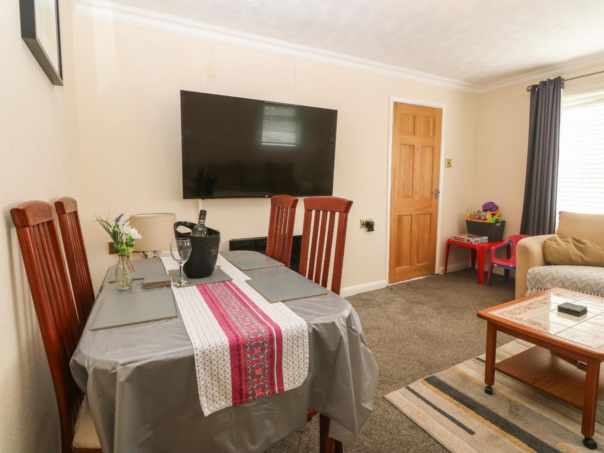 Petlyns Patch Villa Holyhead Ngoại thất bức ảnh